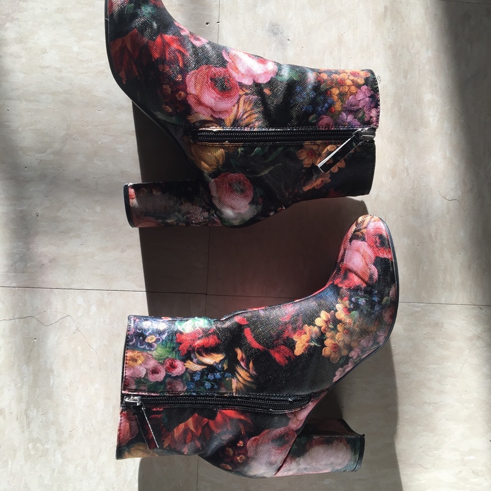 Floral print ankle booties